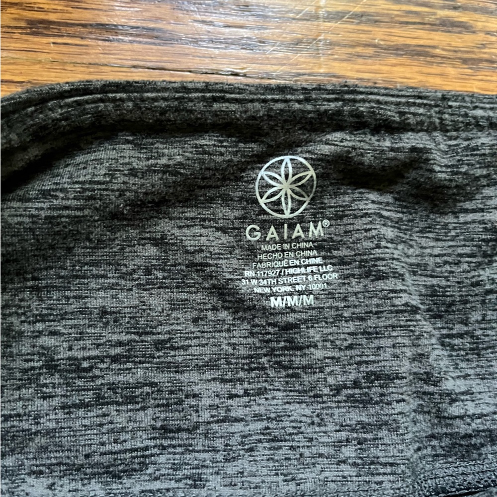 Gaiam Women’s Heather gray leggings with side pockets size medium